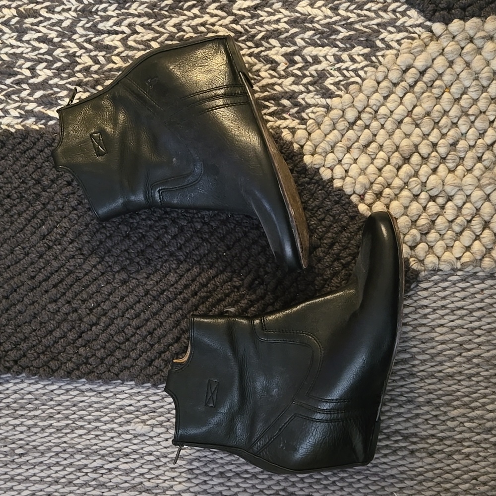 FRYE LEATHER CARSON WEDGE BOOTIE. SIZE 9.5